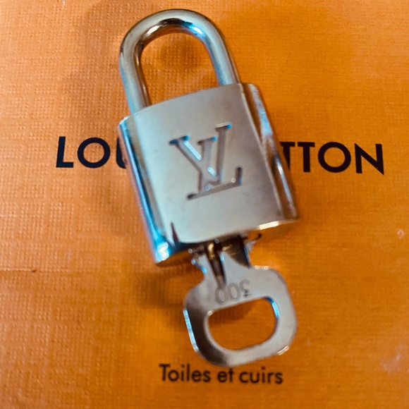 Louis Vuitton brass lock set with key #300 Authentic padlock nice! - Picture 4 of 4